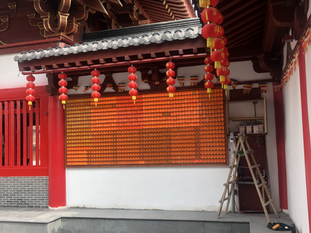 龍之夢臥龍寺萬佛墻前供奉光明心愿燈有感：禮佛在人，供燈在心