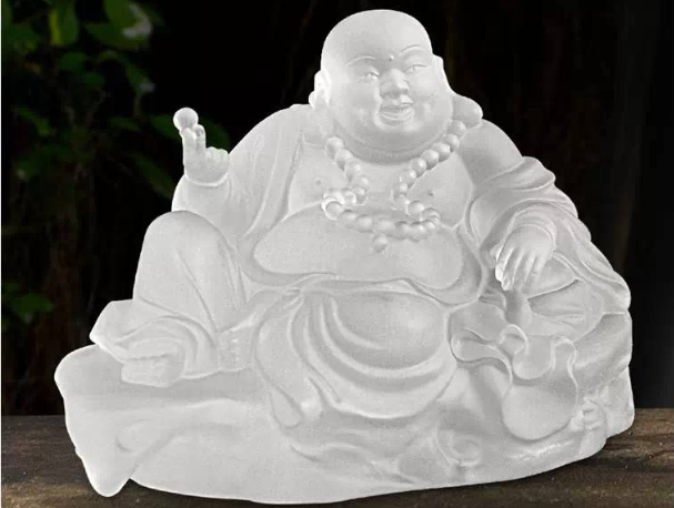 琉璃作為萬佛墻的常用佛（神）像材質，不僅有它本身的材質優勢還有佛家自身的內涵